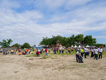 BERSIHKAN SAMPAH DI PANTAI