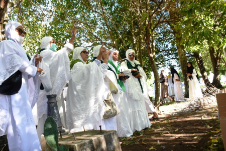 MELEMPAR JUMROH