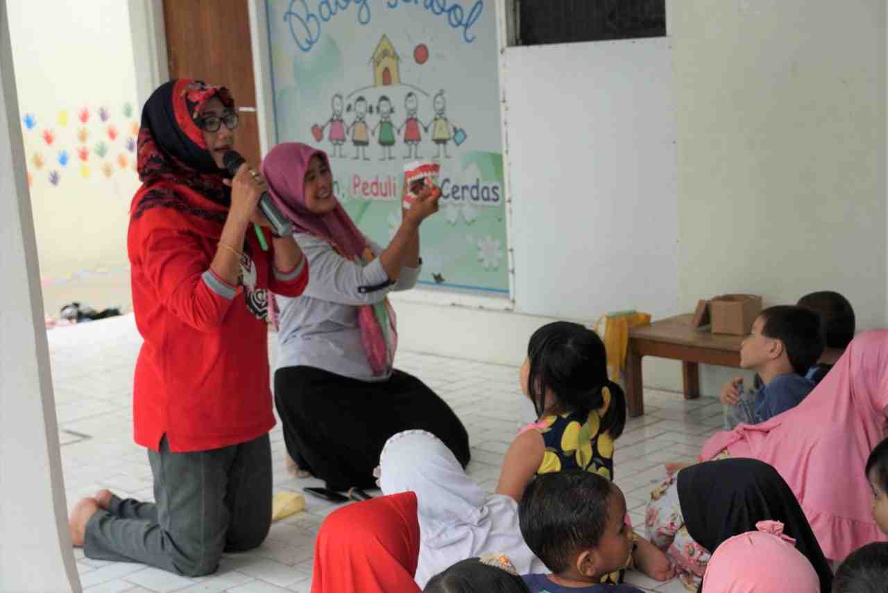 PERAGAKAN CARA MENYIKAT GIGI