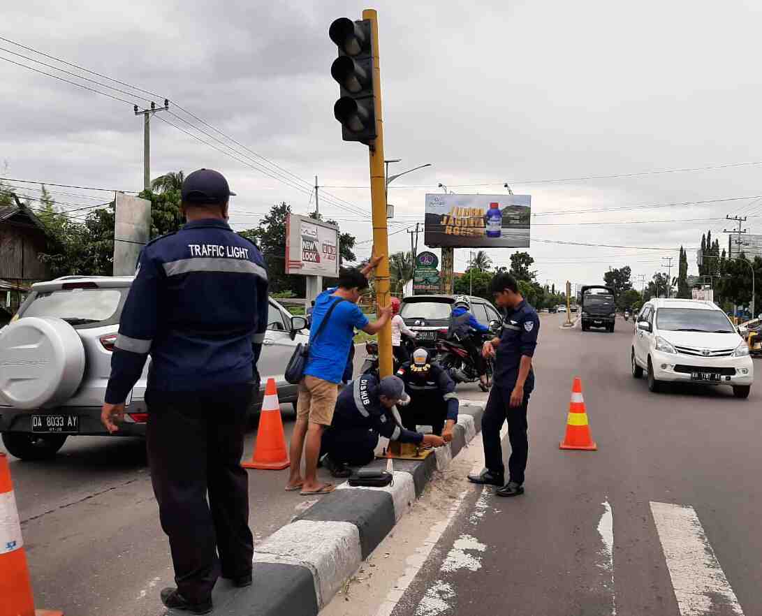 MELEPAS TIANG TRAFFIC LIGHT