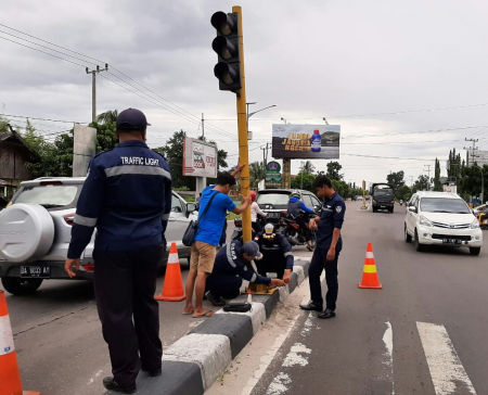 MELEPAS TIANG TRAFFIC LIGHT