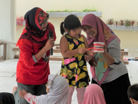 MENGARAHKAN CARA MENYIKAT GIGI
