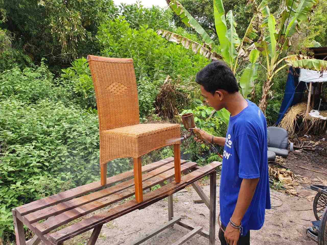 MENGECAT KURSI ROTAN