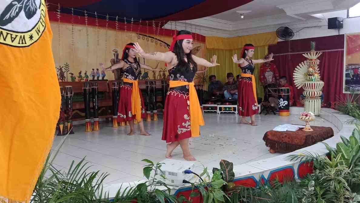 TARIAN TRADISIONAL