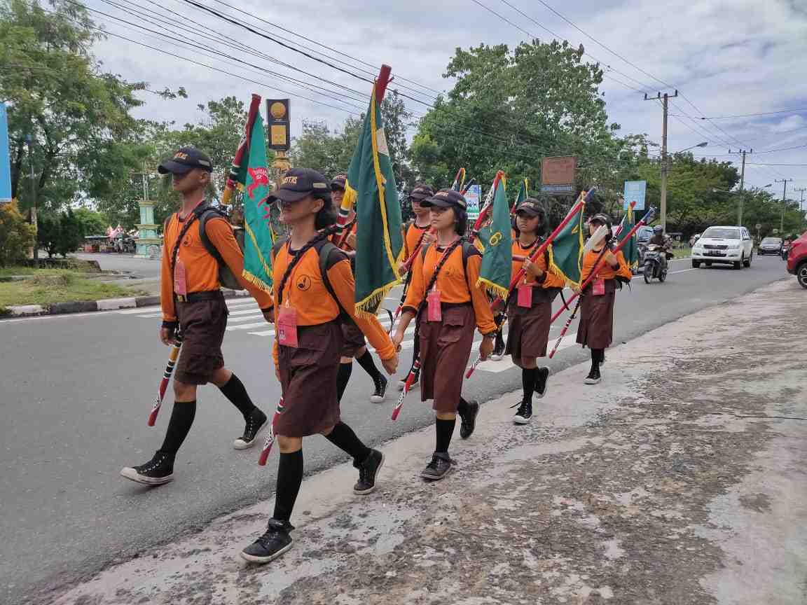 BERJALAN MEMBAWA ATRIBUT PRAMUKA