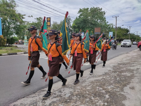 BERJALAN MEMBAWA ATRIBUT PRAMUKA
