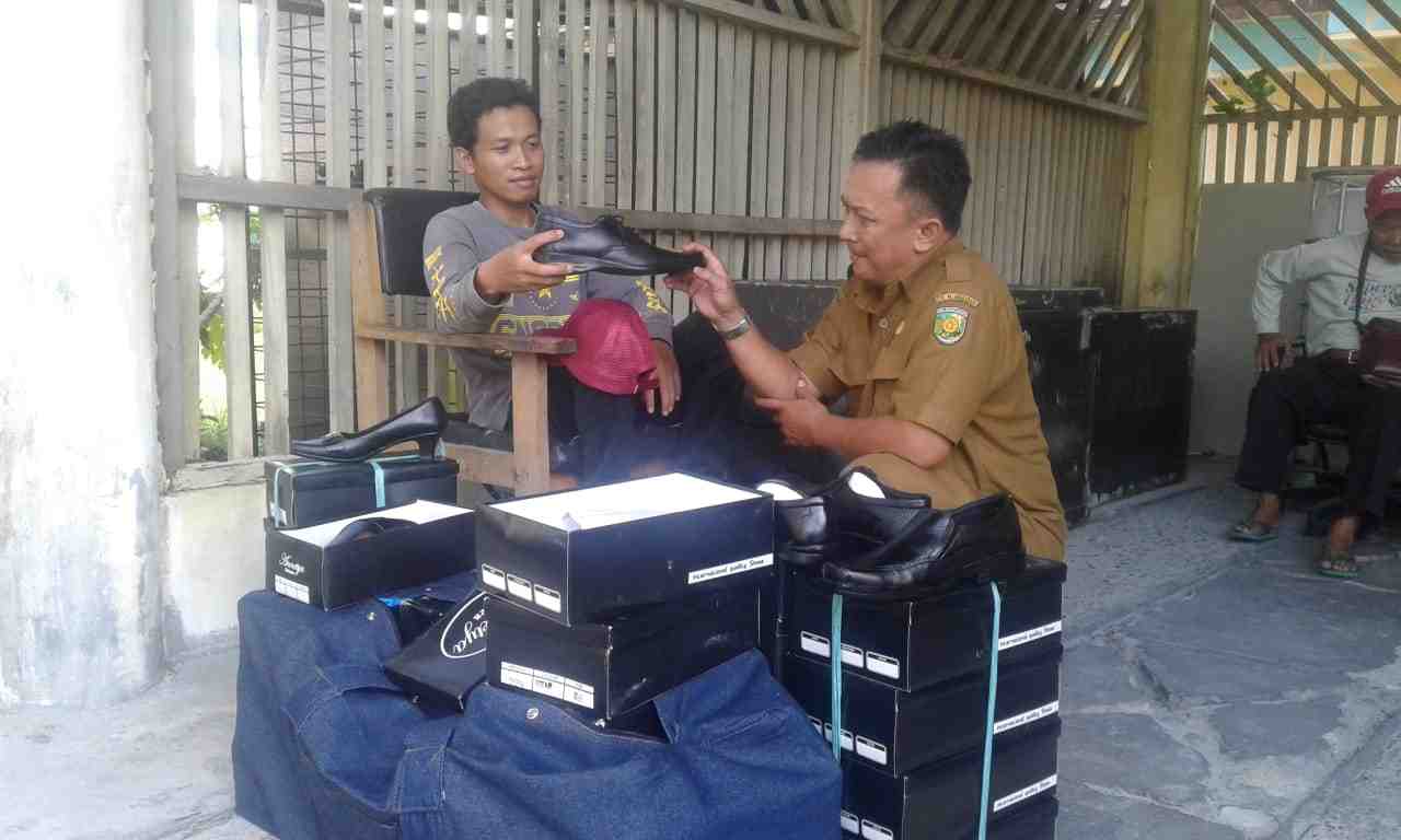 PENJUAL SEPATU KELILING