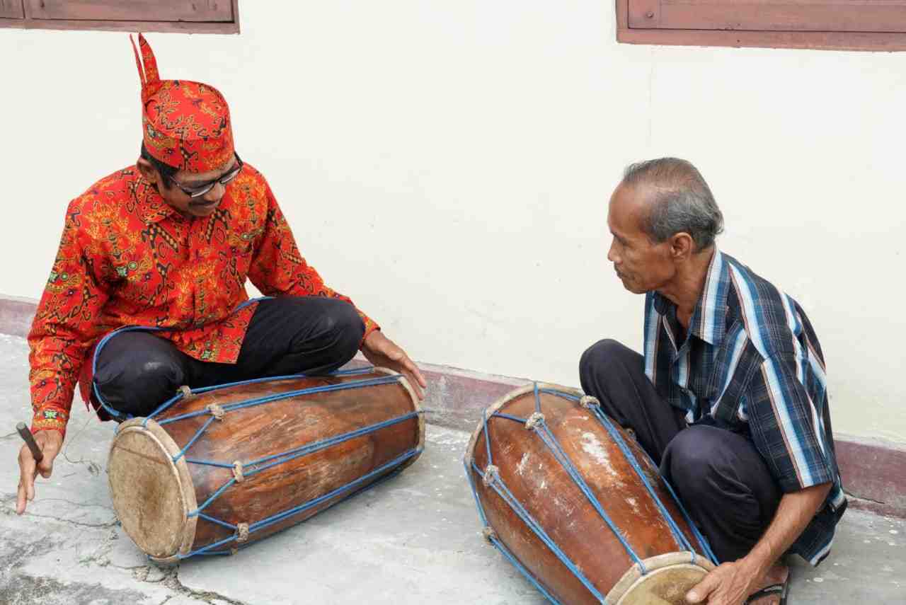 MEMAINKAN GENDANG