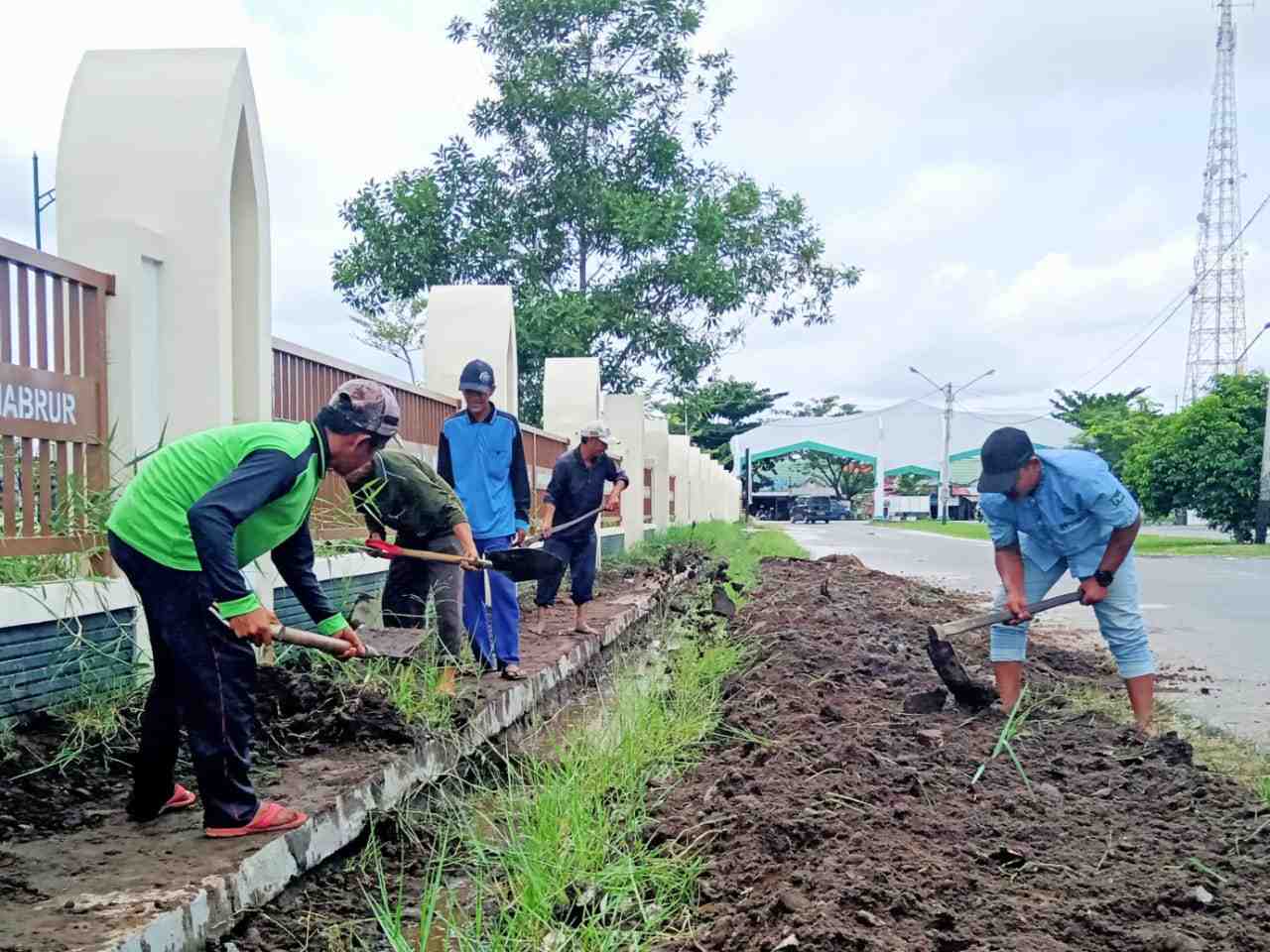 GOTONG ROYONG BERSIHKAN DRAINASE