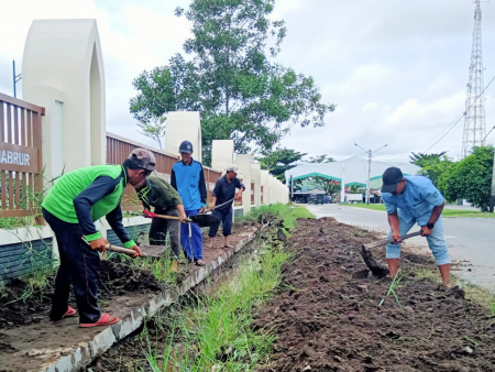 GOTONG ROYONG BERSIHKAN DRAINASE