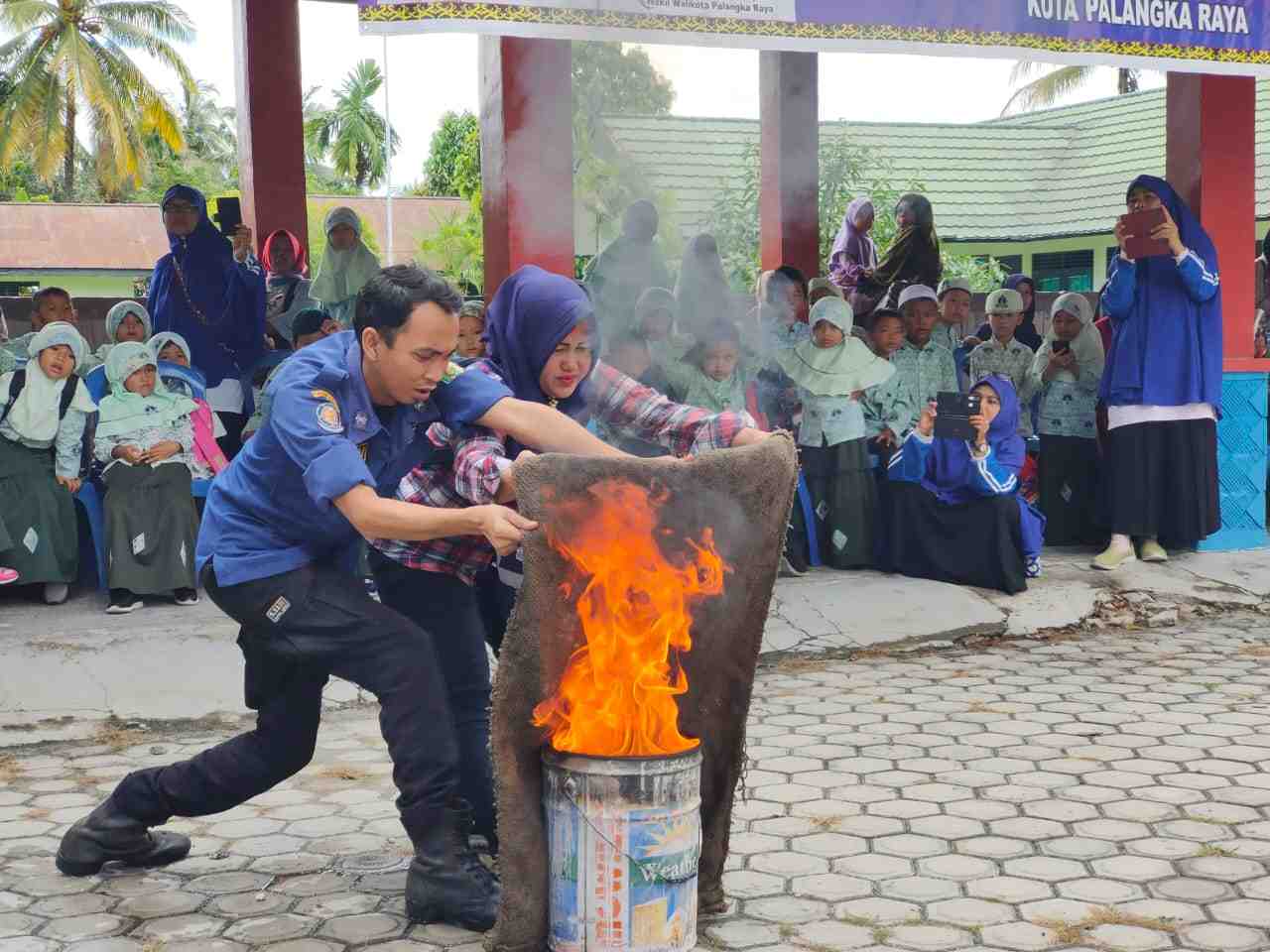 SIMULASI  PADAMKAN API