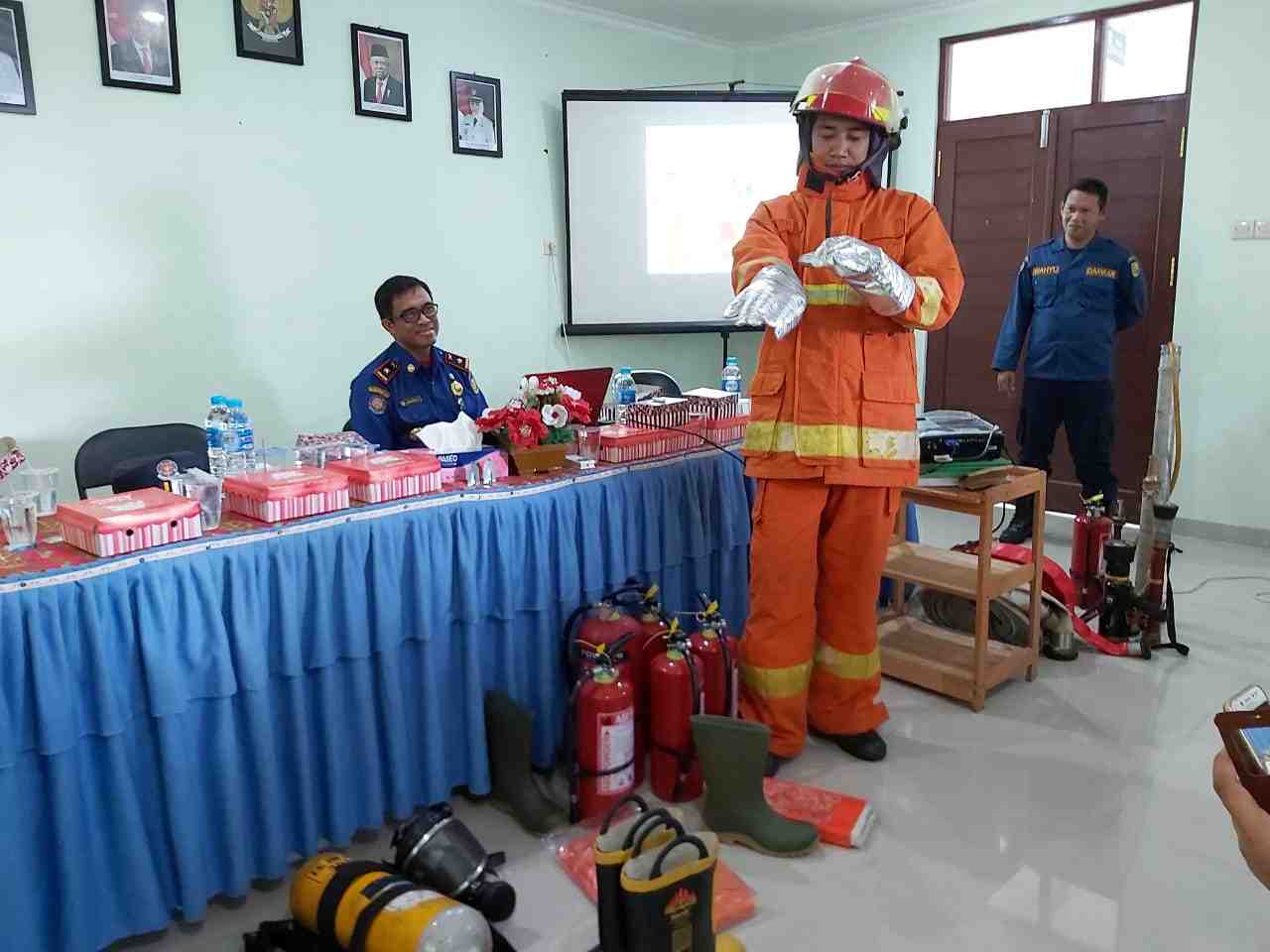 ALAT PELINDUNG DIRI PEMADAM KEBAKARAN
