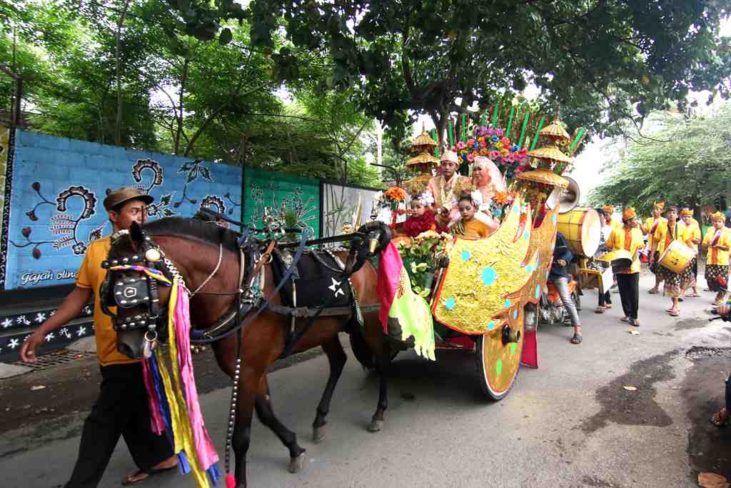 TRADISI MENGARAK PENGANTIN