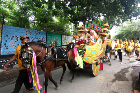 TRADISI MENGARAK PENGANTIN