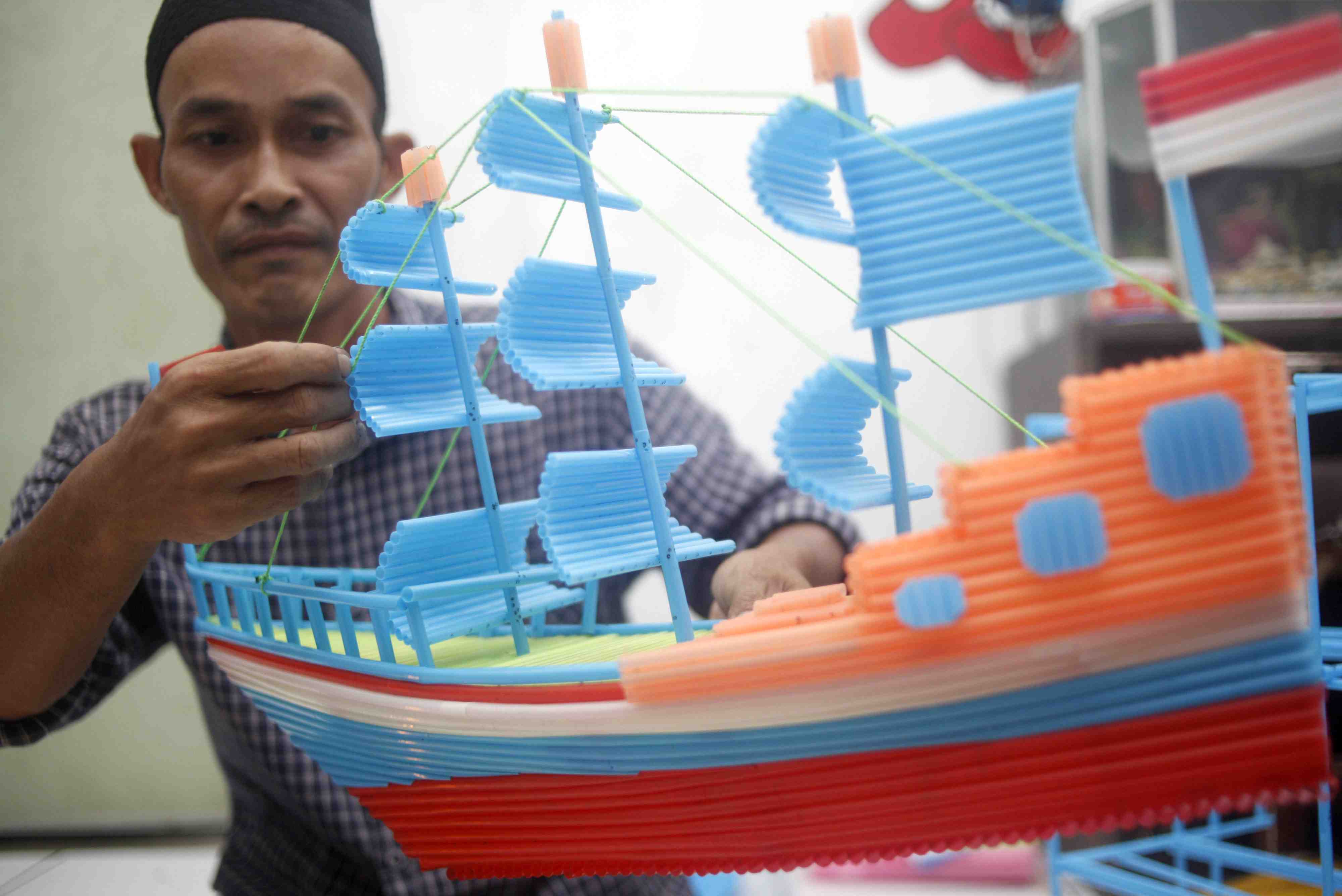 KERAJINAN HIASAN DARI SEDOTAN PLASTIK