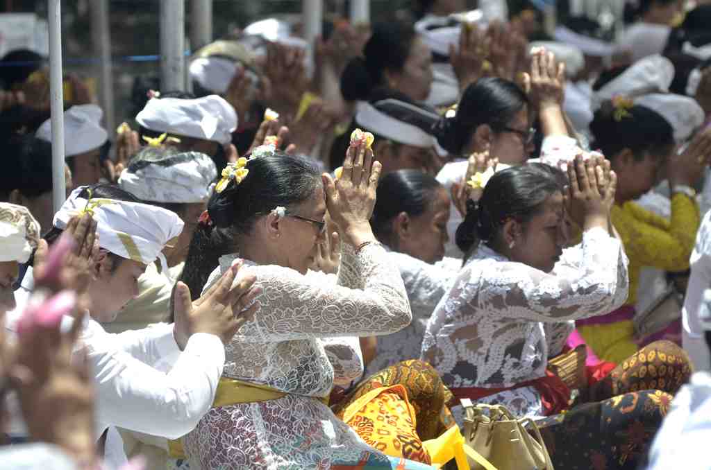 PERAYAAN HARI KUNINGAN DI BALI