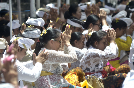PERAYAAN HARI KUNINGAN DI BALI