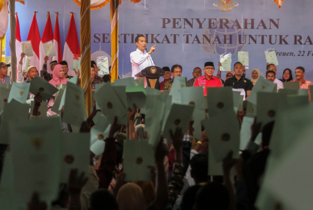 PRESIDEN SERAHKAN SERTIFIKAT TANAH UNTUK RAKYAT ACEH