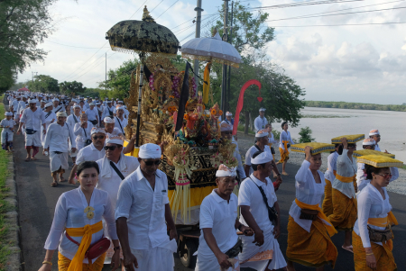 MENJELANG HARI RAYA KUNINGAN DI BALI