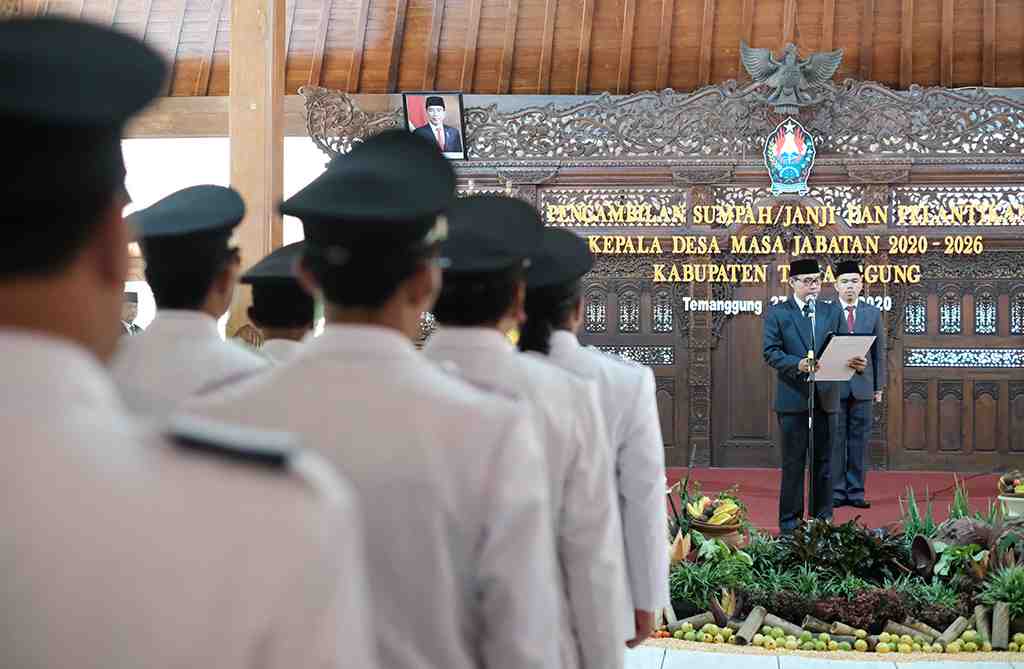 BUPATI TEMANGGUNG MELANTIK KEPALA DESA 