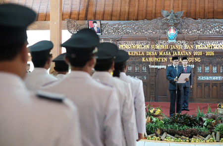 BUPATI TEMANGGUNG MELANTIK KEPALA DESA 