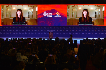 ANNE HATHAWAY BICARA DI B20 SUMMIT 
