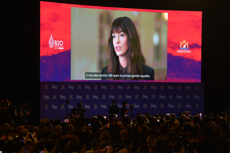 ANNE HATHAWAY BICARA DI B20 SUMMIT 