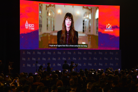 ANNE HATHAWAY BICARA DI B20 SUMMIT 