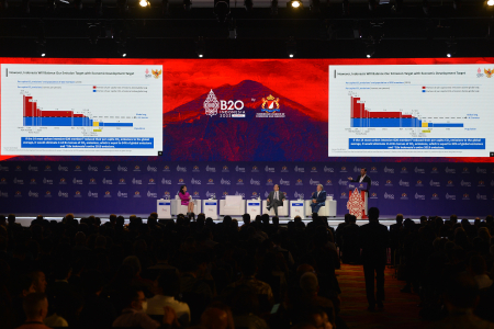 DISKUSI PANEL PERTAMA B20 SUMMIT INDONESIA