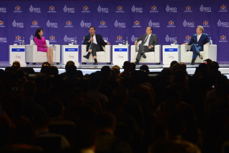 DISKUSI PANEL PERTAMA B20 SUMMIT INDONESIA
