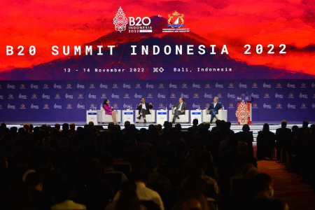 DISKUSI PANEL PERTAMA B20 SUMMIT INDONESIA