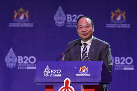 DISKUSI PANEL PERTAMA B20 SUMMIT INDONESIA