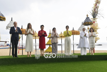 FOTO KELUARGA SPOUSE PROGRAM KTT G20 INDONESIA 2022
