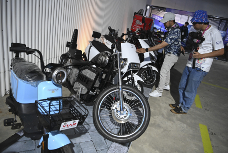 PAMERAN KENDARAAN LISTRIK BERBASIS BATERAI