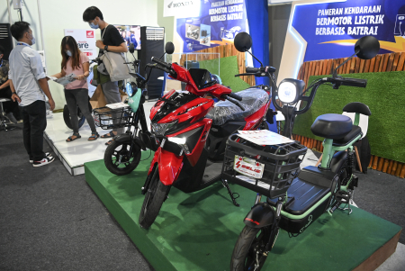 PAMERAN KENDARAAN LISTRIK BERBASIS BATERAI