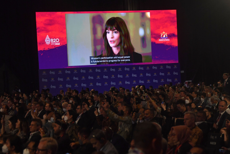 ANNE HATHWAWAY PADA PLENO XI B20 SUMMIT INDONESIA 2022
