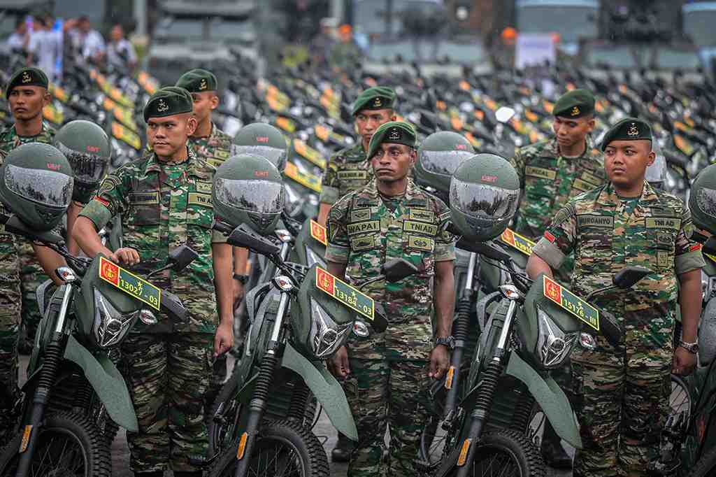MENHAN SERAHKAN 228 ALUTSISTA DAN MOTOR LISTRIK