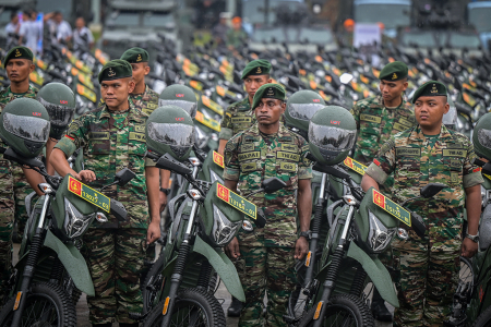 MENHAN SERAHKAN 228 ALUTSISTA DAN MOTOR LISTRIK