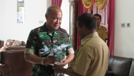 WAKASAU BERI SOUVENIR MINIATUR PESAWAT PADA BUPATI SBD