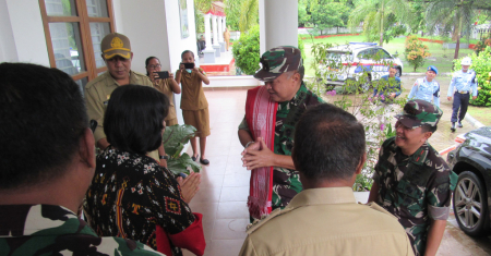 KETUA TIM PENGGERAK PKK SBD SAMBUT WAKASAU