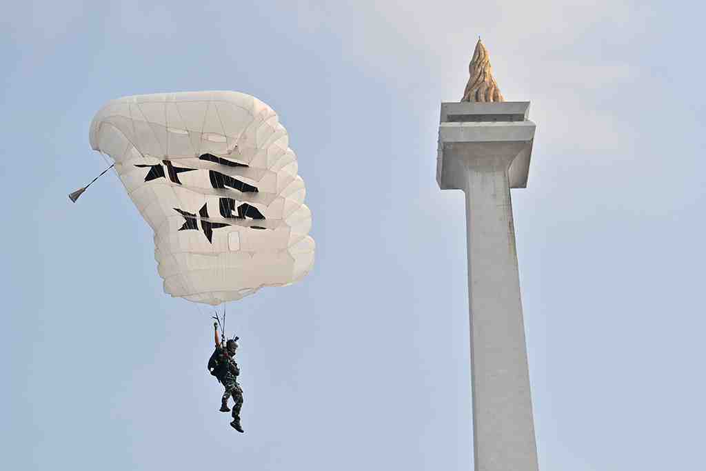  ATRAKSI TERJUN PAYUNG HUT KE-78 TNI