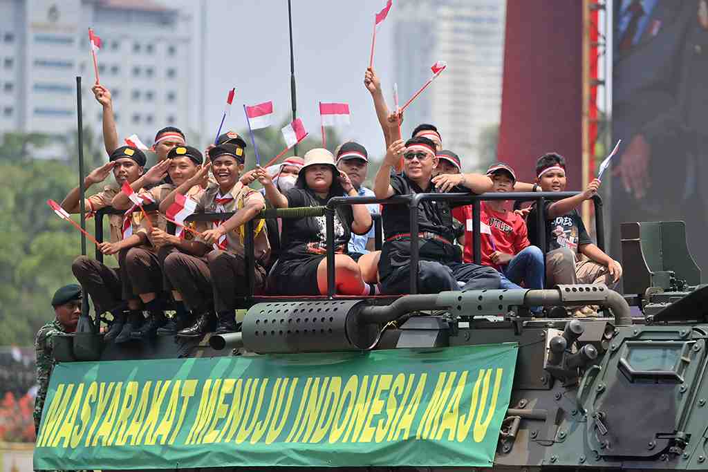 PARADE ALUTSISTA HUT KE-78 TNI