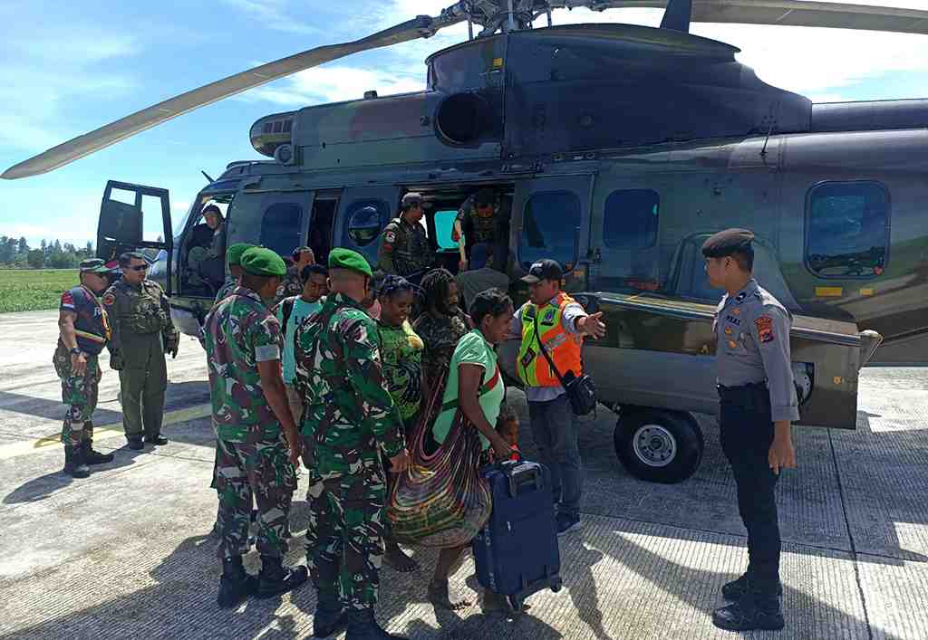 SATGAS OPERASI DAMAI CARTENZ EVAKUASI WARGA DARI ANCAMAN KKB