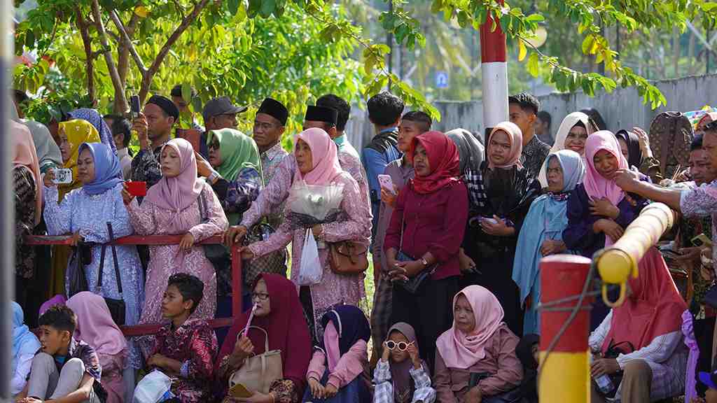  WARGA SAKSIKAN UPACARA PENUTUPAN PENDIDIKAN BINTARA POLRI