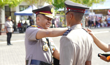 PASANG TANDA PANGKAT SISWA BINTARA POLRI