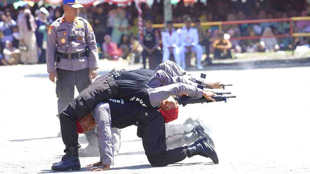 ATRAKSI MENEMBAK DENGAN POSISI KAYANG