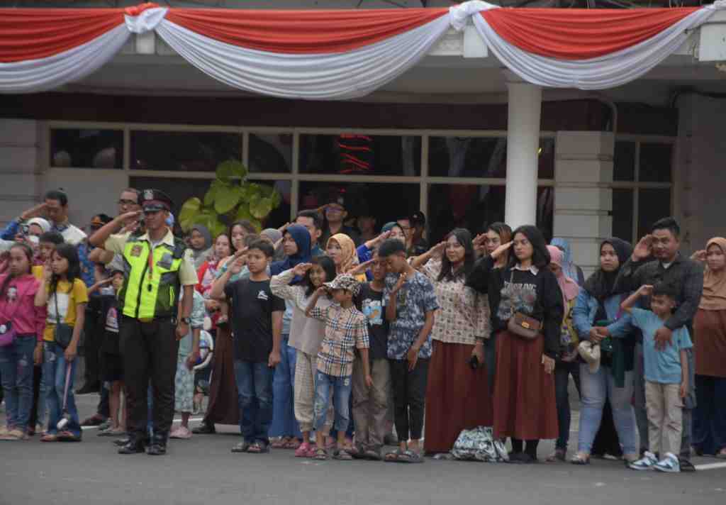 WARGA BERIKAN PENGHORMATAN