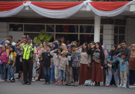 WARGA BERIKAN PENGHORMATAN