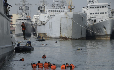 PELATIHAN SEA SURVIVAL TARUNA AAL
