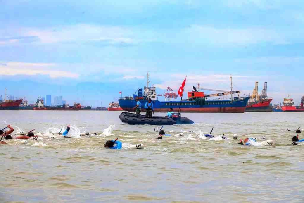 SATKOPASKA KOARMADA II RENANG MELINTASI SELAT MADURA